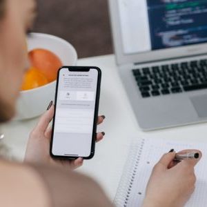 Чи потрібний мобільний телефон у школі?