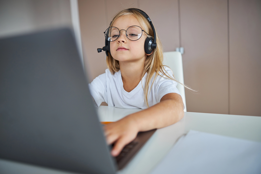 Діти в інтернеті: загрози, які чекають підлітків, правила безпеки в мережі, способи контролю для батьків